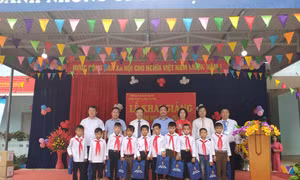 NXB Giáo dục Việt Nam tặng SGK và vở viết cho học sinh trường Phổ thông Dân tộc Bán trú tiểu học Giàng Chu Phìn. Ảnh: Hiền Thương