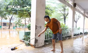 Nỗ lực vệ sinh trường lớp, đón học sinh trở lại khi nước lũ rút ở Đồng Nai