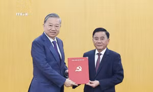 Tổng Bí thư Tô Lâm trao Quyết định phân công đồng chí Trần Cẩm Tú giữ chức Thường trực Ban Bí thư