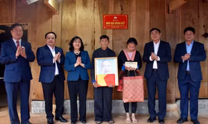 Trưởng ban Dân vận Trung ương Bùi Thị Minh Hoài tặng quà gia đình chính sách tại Điện Biên