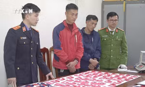 2 đối tượng Xồng Bá Tồng và Xồng Bá Đà (giữa) bị bắt giữ cùng tang vật. Ảnh: TTXVN phát