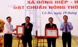 Lãnh đạo thành phố Cần Thơ trao quyết định công nhận xã nông thôn mới kiểu mẫu cho đại diện xã Đông Hiệp. Ảnh: Thu Hiền - TTXVN