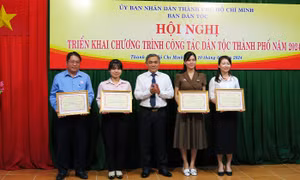 Trưởng Ban Dân tộc Thành phố Hồ Chí Minh Huỳnh Văn Hồng Ngọc trao giấy khen cho các tập thể dẫn đầu cụm thi đua năm 2023. Ảnh: hochiminhcity.gov.vn