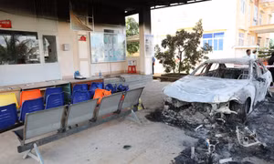 Hiện trường nơi các đối tượng đập phá trước trụ sở UBND xã Ea Tiêu và xã Ea Ktur. Ảnh: Hưng Thịnh-TTXVN