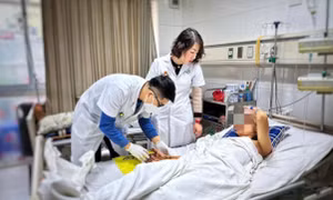 Các bác sĩ Bệnh viện Hữu nghị Việt - Đức thăm khám cho bệnh nhân sau ca phẫu thuật. Ảnh: hanoimoi.com.vn