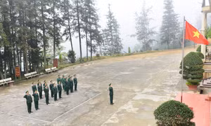 Cán bộ, chiến sĩ Đồn Biên phòng Thàng Tín thực hiện nghi thức chào cờ sáng mùng 1 Tết. Ảnh: Nam Thái - TTXVN