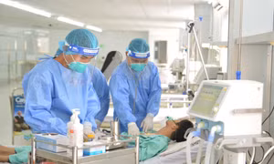 Diễn tập tình huống điều trị hồi sức cho các ca bệnh COVID-19 nặng tại Bệnh viện Dã chiến số 13 (Thành phố Hồ Chí Minh). Ảnh: Đinh Hằng - TTXVN