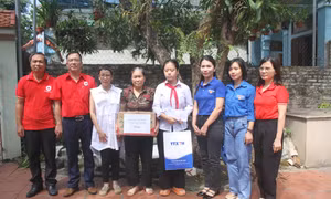 Trao quà và học bổng cho em Quách Đỗ Minh Châu tại xã Ninh Khang (Hoa Lư, Ninh Bình). Ảnh: Hải Yến - TTXVN