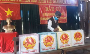 Cử tri tiến hành bỏ phiếu vào thùng phiếu đảm bảo đúng quy định. Ảnh: Tường Quân – TTXVN