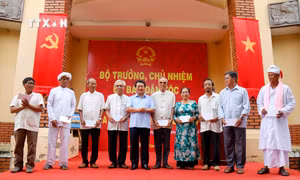 Bộ trưởng, Chủ nhiệm Ủy ban Dân tộc thăm, chúc mừng Tết Katê 2024 đồng bào Chăm tại Bình Thuận