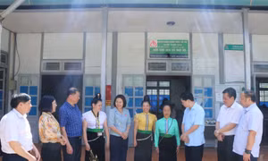 Các đại biểu Quốc hội tỉnh Sơn La và lãnh đạo huyện Thuận Châu trao đổi với cử tri. Ảnh: TTXVN phát