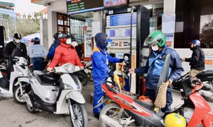 Giá xăng giảm hơn 370 đồng/lít