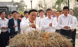 Phó Thủ tướng Trần Hồng Hà dâng hương tại các điểm di tích lịch sử ở Điện Biên