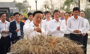 Phó Thủ tướng Trần Hồng Hà dâng hương tại các điểm di tích lịch sử ở Điện Biên