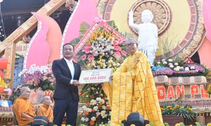 Hòa thượng Thích Châu Quang (phải), Trưởng Ban Trị sự giáo hội Phật giáo Việt Nam tỉnh Đắk Lắk trao kinh phí hỗ trợ Ủy ban MTTQ Việt Nam tỉnh triển khai hoạt động an sinh xã hội. Ảnh: Nguyên Dung – TTXVN