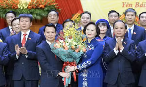 Đồng chí Phạm Thị Thanh Trà, Ủy viên BCH Trung ương Đảng tặng hoa chúc mừng đồng chí Đỗ Đức Duy, tân Bí thư Tỉnh ủy Yên Bái và các đồng chí trong Ban Chấp hành Đảng bộ tỉnh khóa XIX. Ảnh: Tuấn Anh - TTXVN