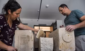 Israel phát hiện hang chôn cất những chiếc quan tài 1.850 năm tuổi