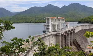 Nhiều công trình thủy lợi tại Ninh Thuận có nguy cơ không đảm bảo nước tưới phục vụ sản suất vụ Hè Thu 2023. Trong ảnh: Lượng nước tại hồ Tân Giang ở huyện Thuận Nam hiện chỉ đảm bảo nước tưới cho vùng hạ du gần hồ chứa. Ảnh: Công Thử - TTXVN.