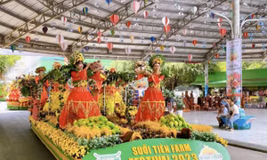 Tiết mục diễu hành “Bách Quả Tứ Quý Thần Tiên Hội” tại Lễ hội. Ảnh: Hồng Giang - TTXVN