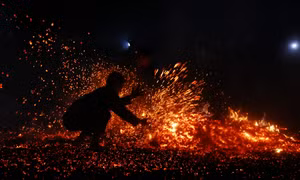 Lễ nhảy lửa của đồng bào Pà Thẻn ở huyện Lâm Bình (Tuyên Quang). Ảnh: Nam Sương - TTXVN