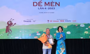 Tổng Giám đốc TTXVN Vũ Việt Trang trao Giải thưởng lớn “Hiệp sĩ Dế mèn” và chứng nhận cho nhà văn Trần Đức Tiến với truyện dài “A lô! Cậu đấy à”. Ảnh: Hoàng Hiếu - TTXVN