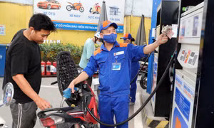 Giá xăng giảm tiếp hơn 900 đồng/lít từ 15h