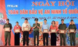 Bộ trưởng Bộ Công an Lương Tam Quang dự Ngày hội Toàn dân bảo vệ an ninh Tổ quốc ở Hòa Bình