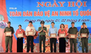 Bộ trưởng Bộ Công an Lương Tam Quang dự Ngày hội Toàn dân bảo vệ an ninh Tổ quốc ở Hòa Bình