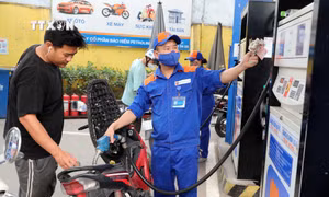Giá xăng giảm tiếp hơn 900 đồng/lít từ 15h