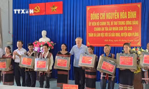 Đồng chí Nguyễn Hòa Bình thăm hỏi, động viên người dân vùng động đất ở Kon Tum