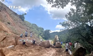 Sạt lở đèo Tà Pứa gây ách tắc giao thông
