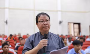 Cử tri Vi Tiến Vượng, Trưởng Phòng Giáo dục và Đào tạo huyện Bình Liêu, phát biểu ý kiến, kiến nghị gửi tới kỳ họp thứ 6, Quốc hội khoá XV. Ảnh: baoquangninh.vn