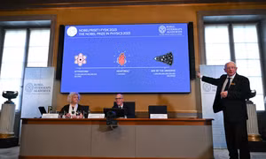 Lễ công bố công trình của ba nhà khoa học Pierre Agostini, Ferenc Krausz và Anne L' Huillier đoạt giải Nobel Vật lý 2023 tại Viện Hàn lâm Khoa học Hoàng gia Thụy Điển ở Stockholm, ngày 3/10/2023. Ảnh: AFP/TTXVN