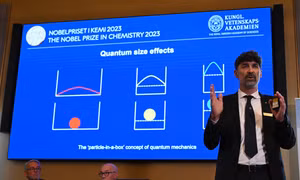 Lễ công bố công trình của ba nhà khoa học Moungi Bawendi, Louis Brus và Alexei Ekimov đoạt giải Nobel Hóa học 2023 tại Viện Hàn lâm Khoa học Hoàng gia Thụy Điển ở Stockholm, ngày 4/10/2023. Ảnh: AFP/TTXVN