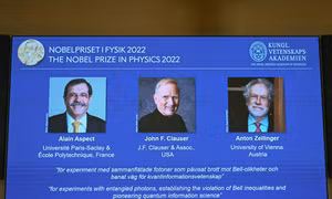 Chân dung 3 nhà khoa học Alain Aspect , John F. Clauser và Anton Zeilinger đoạt Giải Nobel Vật lý 2022. Ảnh: AFP/TTXVN