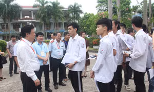 Thứ trưởng Nguyễn Hữu Độ trò chuyện với các thí sinh. Ảnh: Thu Hằng-TTXVN