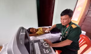 Đoàn y bác sĩ Bệnh viên Quân y 175 khám bệnh cho bà con xã miền núi Trường Xuân, Quảng Bình. Ảnh: Đức Thọ - TTXVN