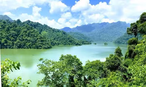 Hồ Ba Bể nằm ở trung tâm Vườn Quốc gia Ba Bể, thuộc xã Nam Mẫu, huyện Ba Bể. Ảnh: backan.gov.vn