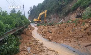 Mưa lớn gây sạt lở, ách tắc nhiều tuyến đường vùng cao Lào Cai