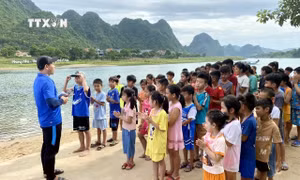 Chọn vị trí an toàn để ngăn sông, mở lớp dạy bơi miễn phí cho trẻ em ở Quảng Bình