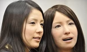 Các nhà khoa học Nhật Bản chế tạo robot biết cười như người