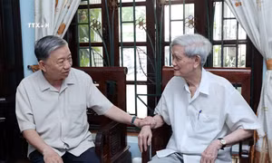 Chủ tịch nước Tô Lâm thăm và chúc mừng một số nhà báo lão thành