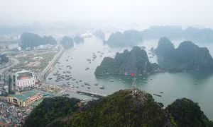 Đỉnh núi Bài Thơ nơi ngắm cảnh vịnh Hạ Long tuyệt đẹp. Ảnh: thanhnien.vn