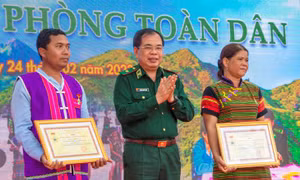 Thiếu tướng Phùng Quốc Tuấn, Phó Chính ủy BĐBP tặng Kỷ niệm chương Vì chủ quyền an ninh biên giới quốc gia cho 2 cá nhân. Ảnh: bienphong.vn