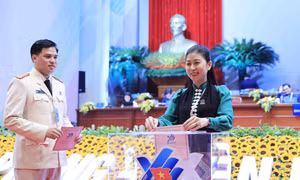 Bí thư Tỉnh đoàn Sơn La Cầm Huyền Trang bỏ phiếu bầu Ban Chấp hành Trung ương Đoàn khóa XII. Ảnh: Minh Đức - TTXVN