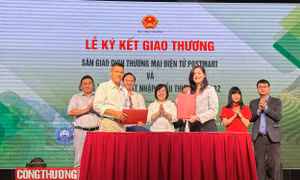 Lễ ký kết biên bản ghi nhớ hợp tác về kết nối giao thương các sản phẩm đặc trưng, đặc sản khu vực miền núi, vùng sâu, vùng xa và hải đảo lên sàn thương mại điện tử. Ảnh: tapchicongthuong.vn