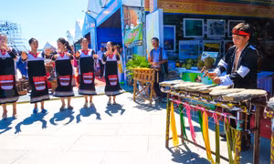 Các nghệ nhân, diễn viên đồng bào Êđê, Raglai tỉnh Khánh Hòa biểu diễn nhạc cụ dân tộc, điệu múa truyền thống. Ảnh: baobinhdinh.vn