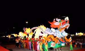 Mô hình Rồng vàng huyền thoại của tổ 6, phường Tân Quang, thành phố Tuyên Quang. Ảnh: Thu Huyền