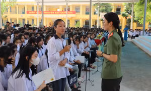 Chương trình tuyên truyền phòng, chống tội phạm mua bán người cho học sinh và cán bộ, giáo viên Trường THPT Sơn Dương, huyện Sơn Dương, Tuyên Quang. Ảnh: Thu Huyền