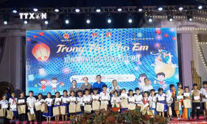 “Lồng đèn thắp sáng ước mơ" cho các em nhỏ A Lưới